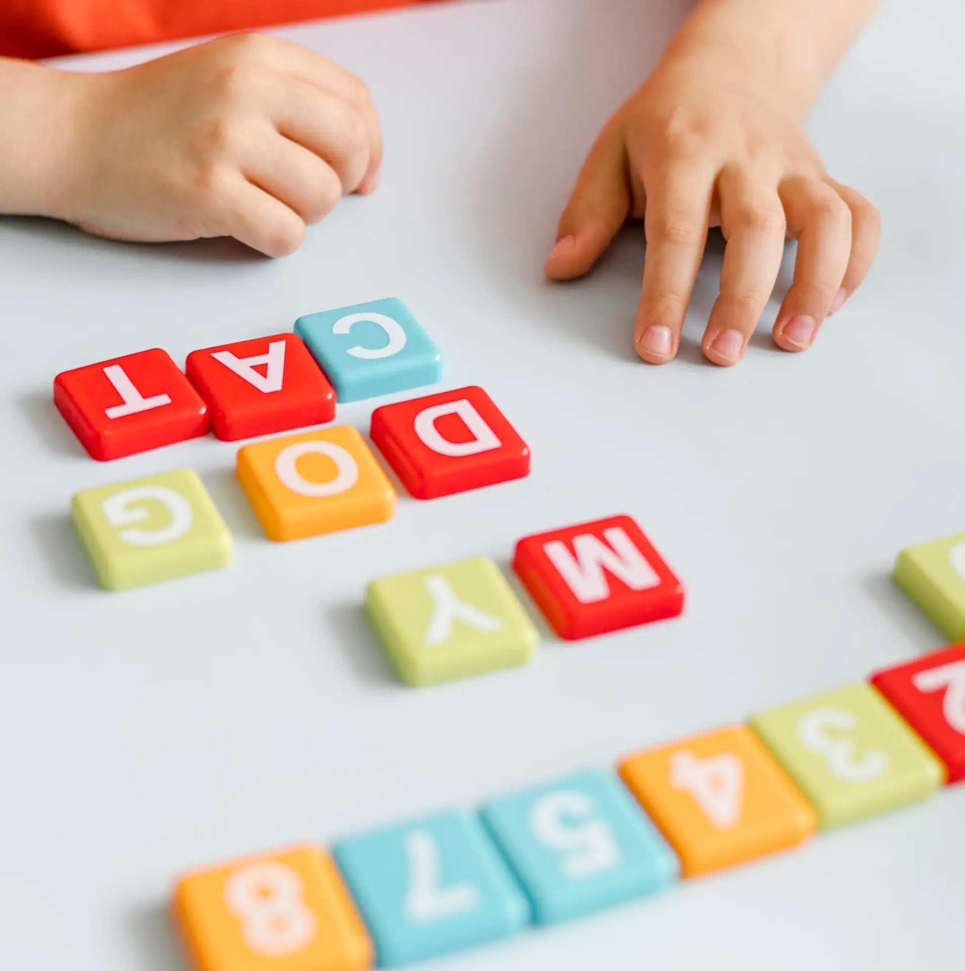 Niño aprendiendo letras