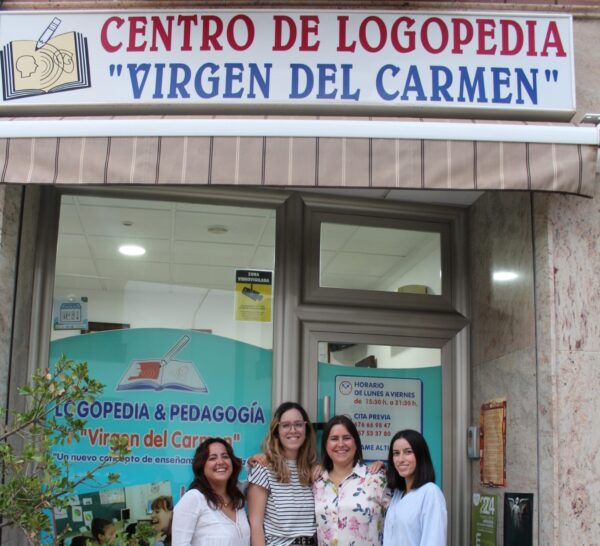 Trabajadoras en la puerta del centro