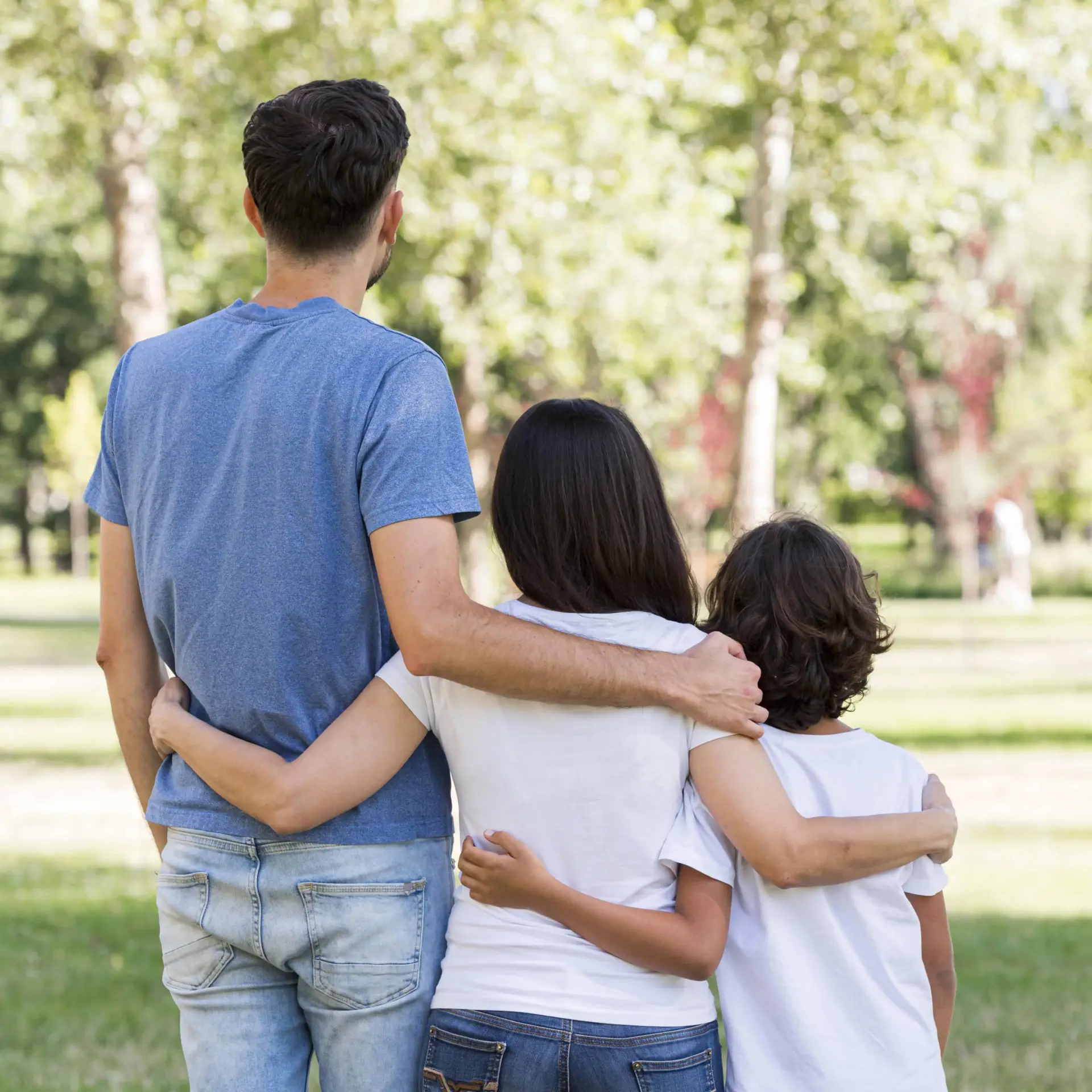 Familia de espaldas mirando a un bosque