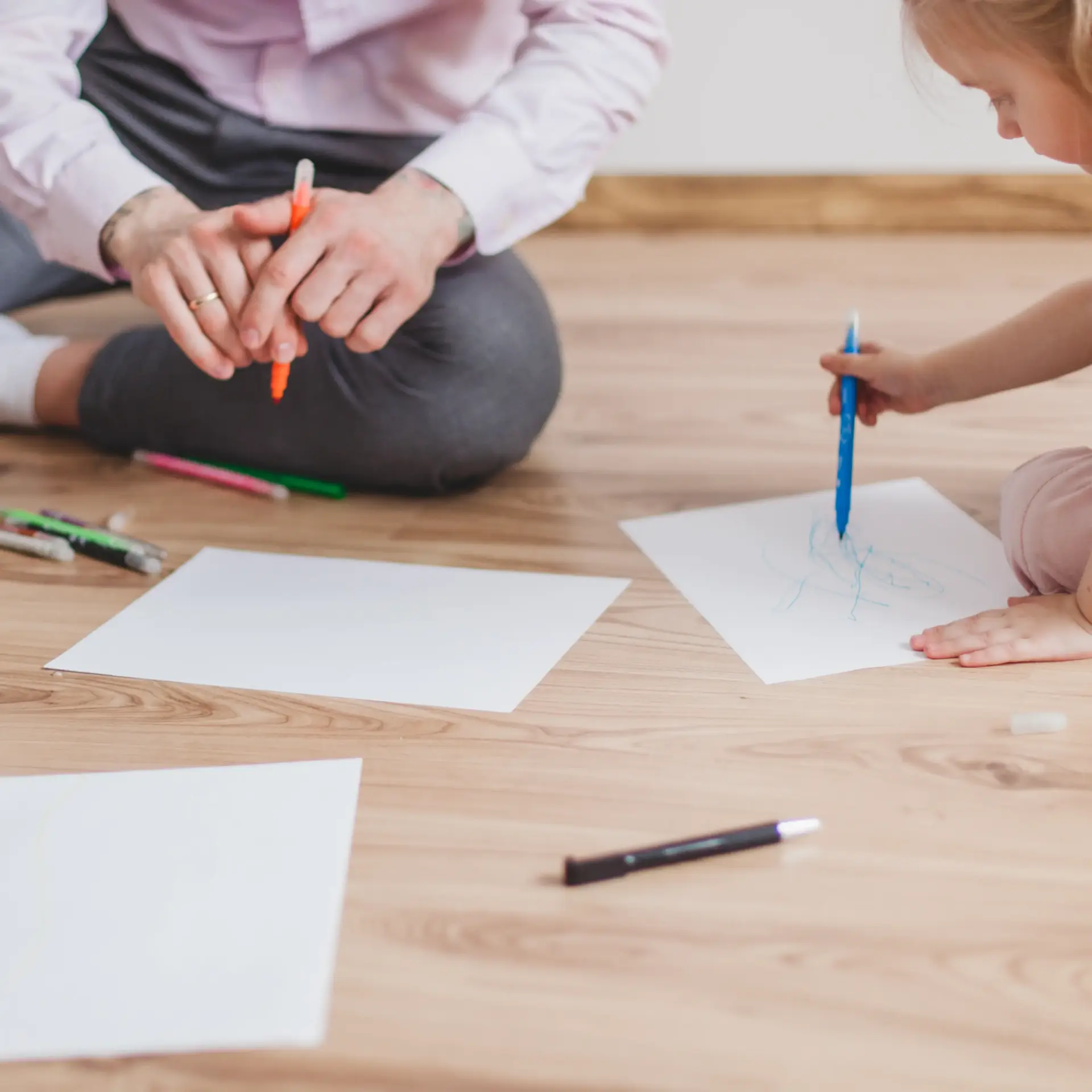 Niña dibujando sobre un papel