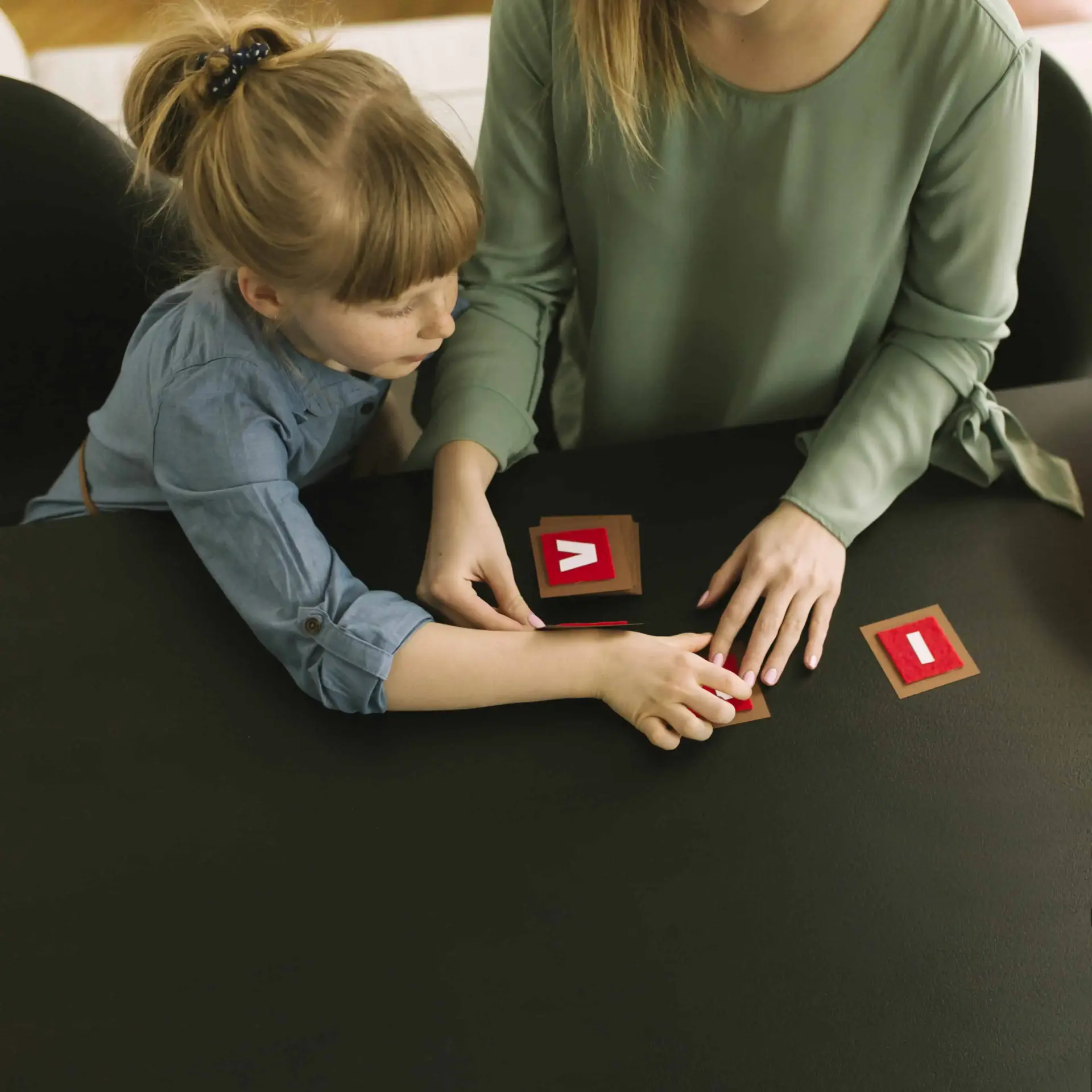 Niña aprendiendo el abecedario
